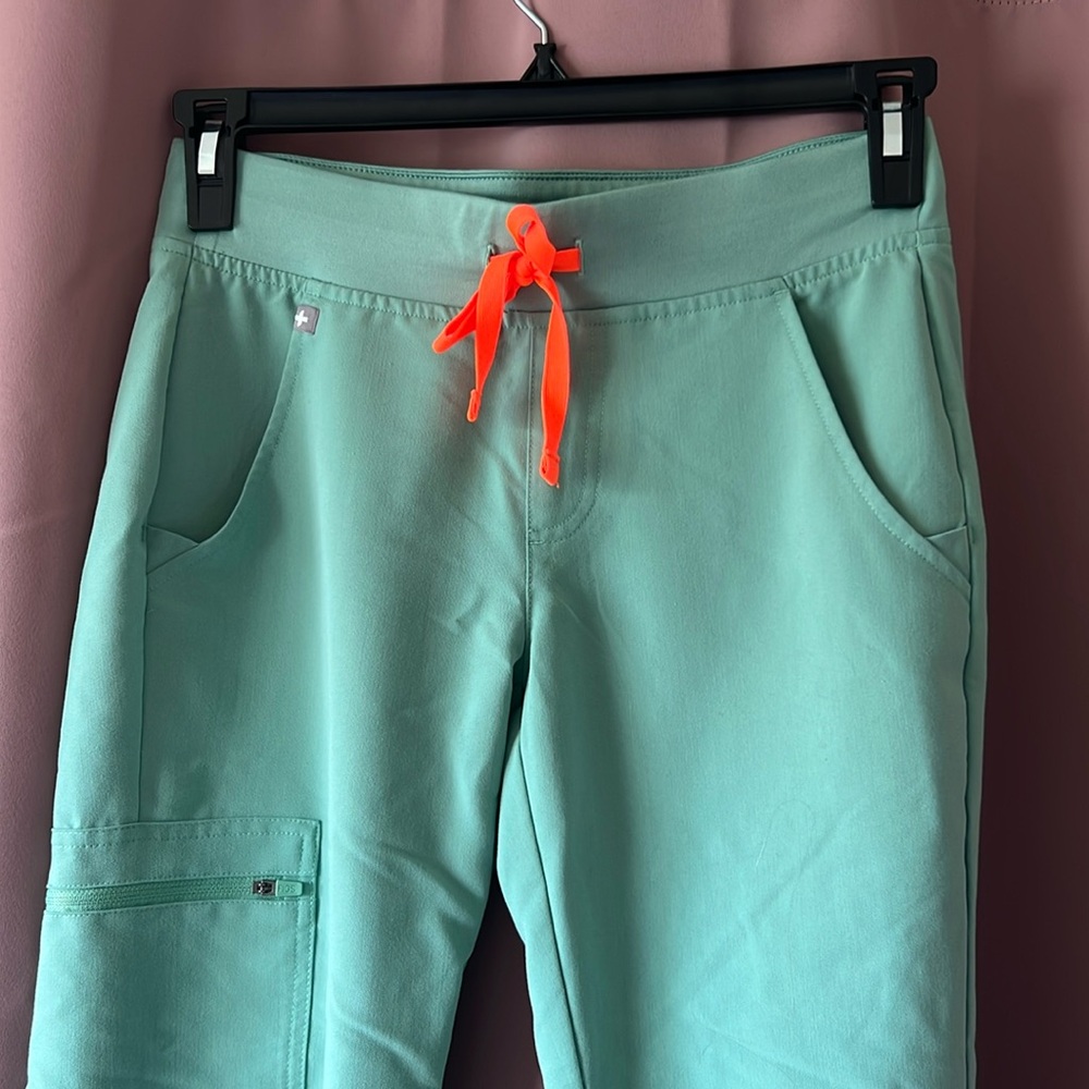 FIGS Limited Edition JADE Zamora Joggers | Size XS, Petite 😍